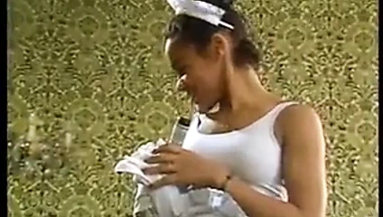 Olgun bayan ve siyah hizmetçi bir adam yapıyor - vintage