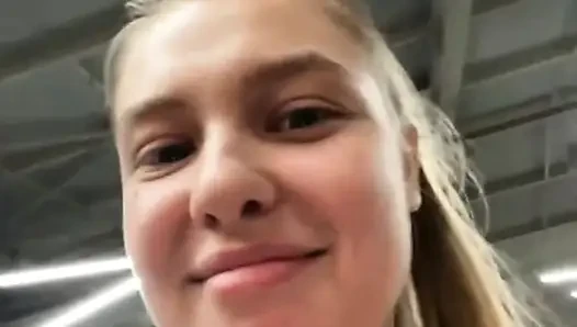 İri güzel seksi kız jucielussie spor salonunda eğitim alıyor