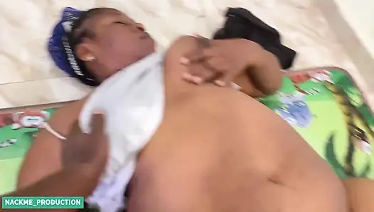 Likkle kız büyük silahlarla istiyor