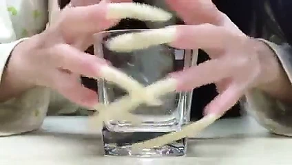 Uzun doğal tırnaklar ve cam