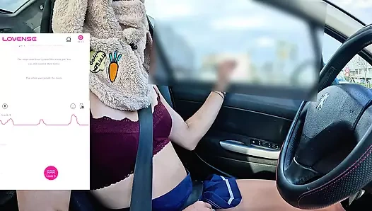 Ben araba sürerken bir arkadaşım beni filme alıyor ve bir hayran lovense vibratörümü uzaktan kontrol ediyor