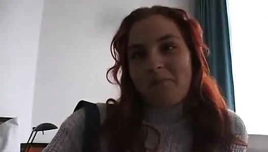Kıllı kızıl saçlı iri güzel kadın yatakta amını parmaklıyor