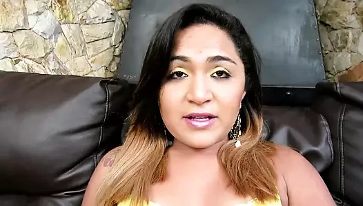 Malezyalı travesti mastürbasyon yapıyor