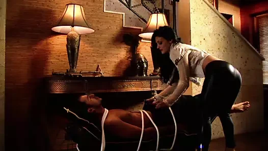 Güzel azgın sürtükler sert sikilmeye hazır - bölüm #4