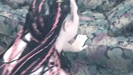 İri göğüslü dövmeli iri güzel kadın yarağa biniyor ve sonra boşalıyor