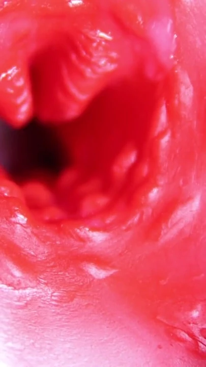 Sulu bir deliğin içindeki büyük kırmızı bir yarak her an sperm verebilir! | Klip 1