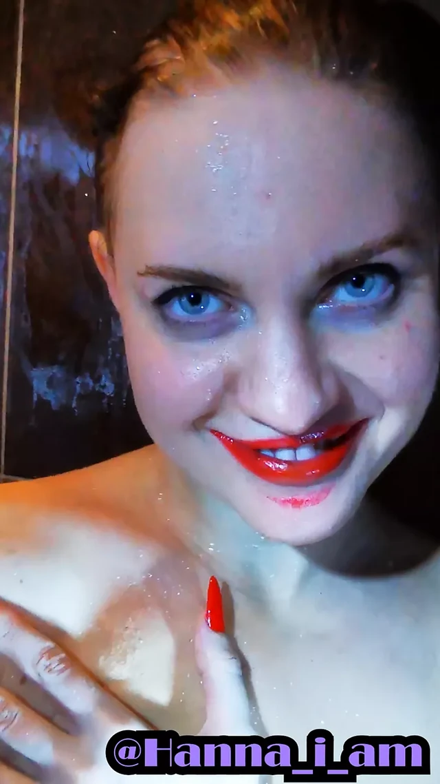 Hannamontana очень возбуждена и мастурбирует свою киску прямо в душе