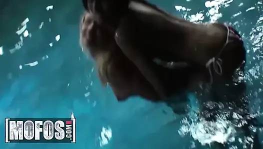 Mofos - bu ateşli porno yıldızları havuz partisinde gece gündüz emiyor ve sikişerek bağımsızlıklarını kutluyor