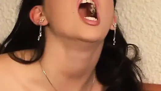 Güzel hatun sert anal sikişten sonra döl yiyor