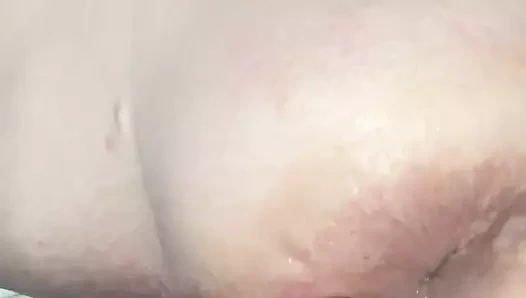 Büyük dildo ile karısının amına ve göt deliğine mastürbasyon yapıyor