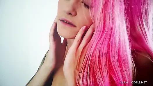 Duvardaki ayna seksi pembe saçlı kız adele