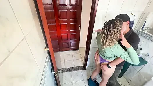 Bir akrabası banyoda üvey yeğenine sürtünerek boşalıyor.