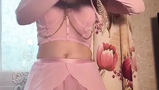 Hediye olarak aldığın güzel iç çamaşırına bak