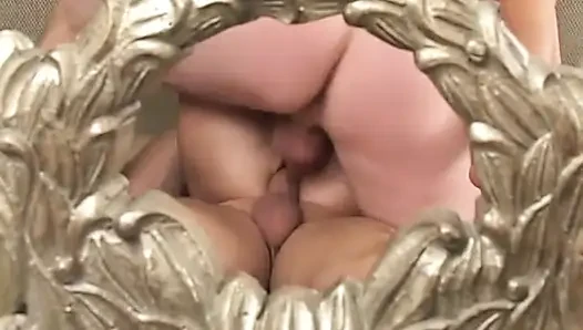 Ateşli tatlı orta yaşlı seksi kadın götü sikilirken domalarak domalıyor