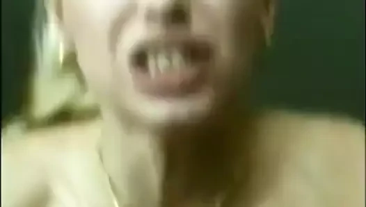Sabırsız güzel sarışın bebek sevgilisiyle yerde sikişiyor