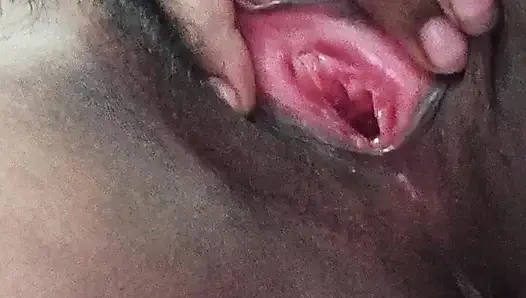 Hintli kız amcık orgazmını ovuyor