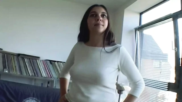 Alman kız seksi görünümlü bir vücut seviyor Mastürbasyon ve sert bir horoz sürme