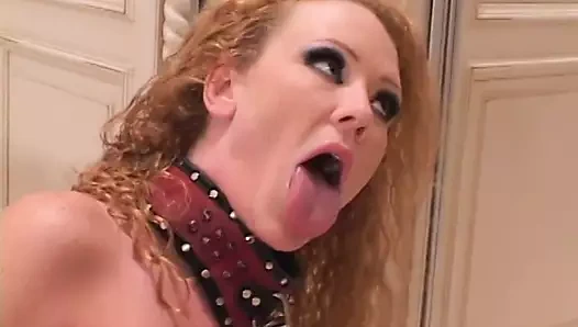 lateks çizmeler içinde kızıl saçlı kaltak onu sfinkter prodded alır