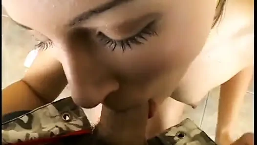 Yaramaz esmer emiyor, sikişiyor ve götünü boşaltıyor