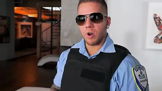 Polis amcığımı yaladı ve beni sert sikti