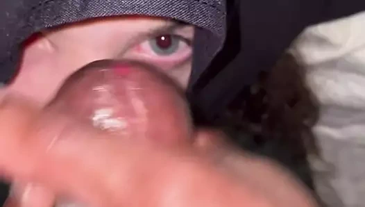 Taşaklarıyla oynuyor