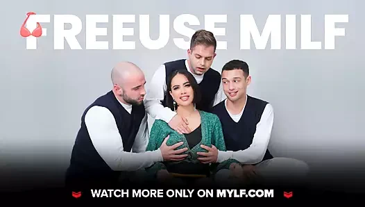 Mylf - mükemmel vücutlu azgın orta yaşlı seksi kadın amına uzanıyor ve duş sırasında kendini zevk alıyor