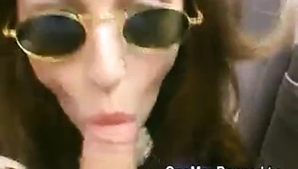 Bir arabanın arkasında cesur kamu seks