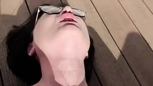 Açık havada tutkuyla püskürtüyor