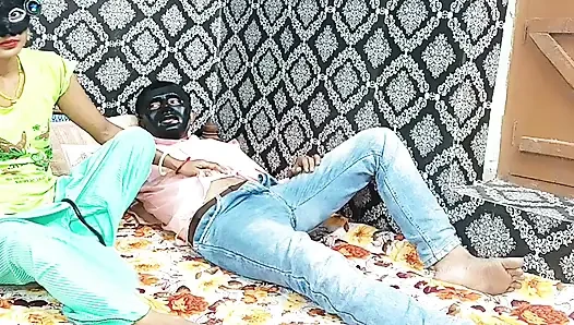 Komşumun üvey kız kardeşi üvey erkek kardeşiyle seks yapmaya geldi ve onu yeni bir adamla sikti ve ağzıma boşalttı