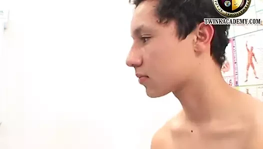 Genç çocuk jimmy doktor tarafından kapsamlı bir muayene alır