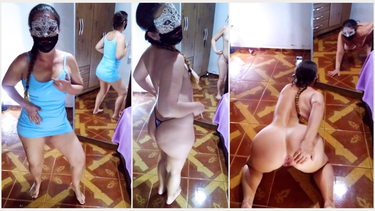 Soyunma, mavi elbise ve baskılı külot