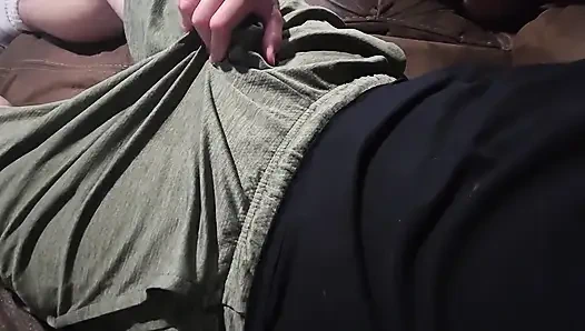 Onu şortuyla ovuyor