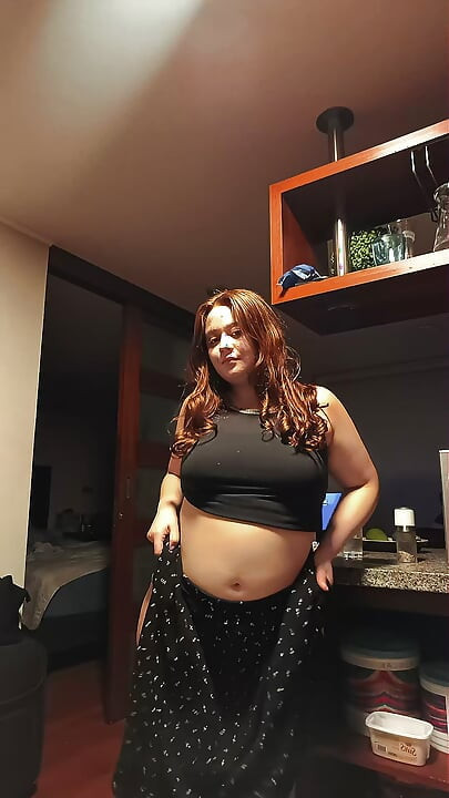 Nicole Passat kilo almış ve etli amcığını ve kalın vücudunu gösteriyor
