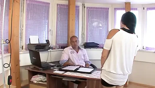 Olgun esmer yoğun ofis masasında