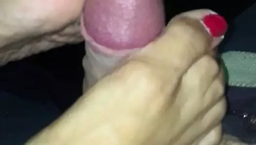 Sa sa che si diverte con i piedini sul mio cazzo