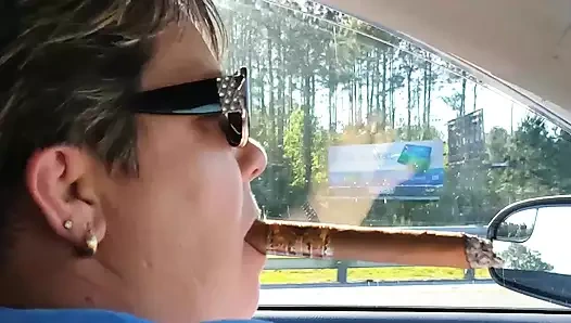 Büyük puro sallıyor