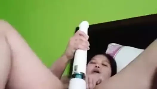 Filipinli kaltak eğleniyor