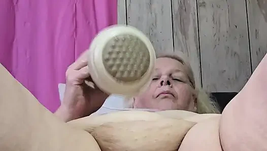 Odasında yalnız başına neler oluyor