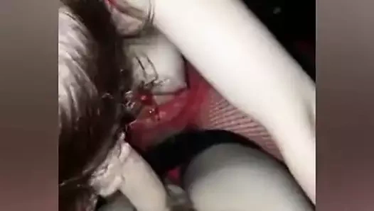 Hotwife, boşalana kadar seks yaptıktan sonra kocaların horozunu emer.