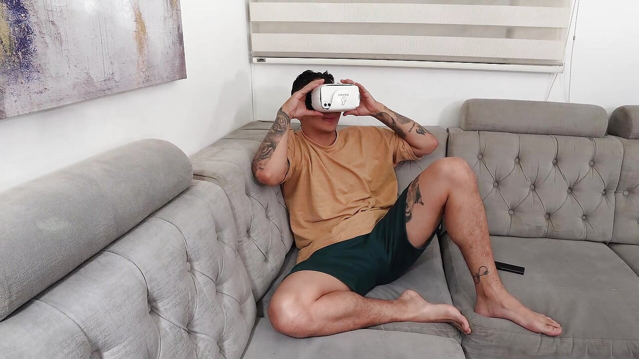 Sanal gerçeklik pornosu izliyorum. Ve sonunda gerçek üvey kız kardeşimi siktim!