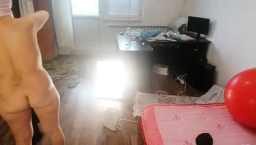 Amatör kadın kıyafetlerini denerken ve keserken eğleniyor.