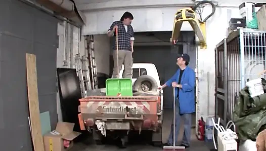 Ateşli kız büyük bir yarakla sikiliyor ve ağzına boşaltıyor