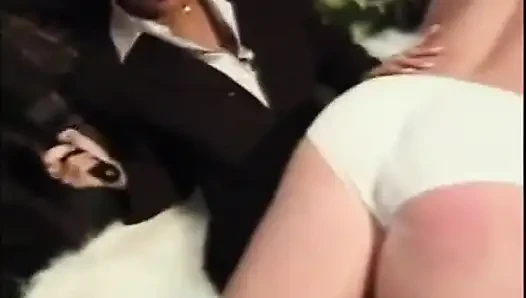 İtaatkar adam sahibesinin ayaklarına tapıyor
