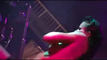 güzel striptizci sırılsıklam ıslak alır