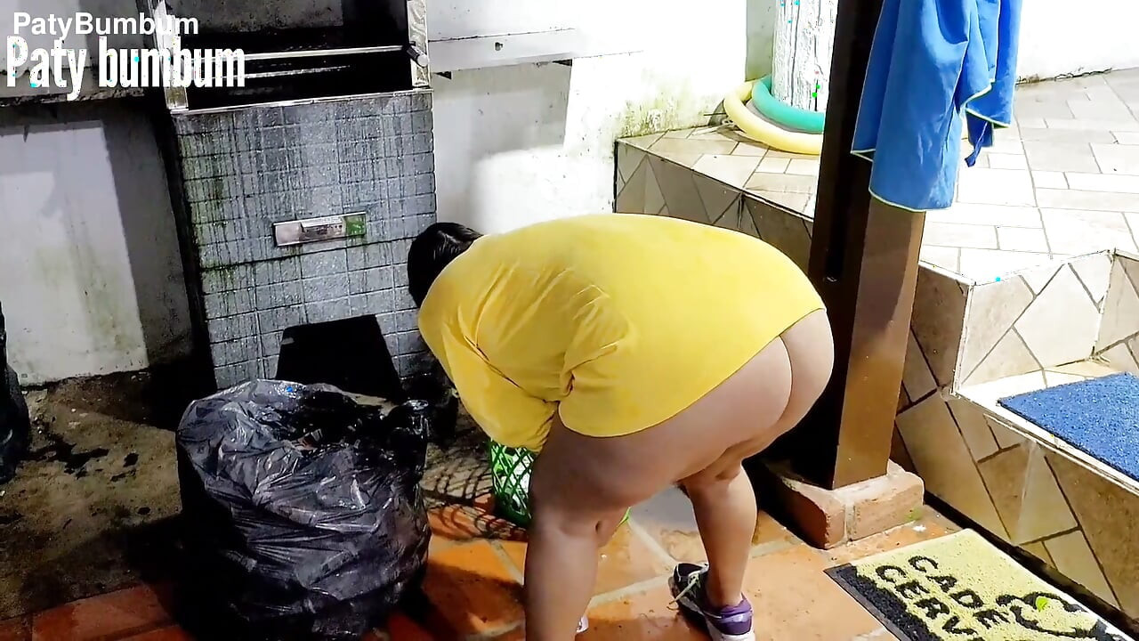 Konserve Toplayıcı Ödül Almak Için Vajinasını Gösteriyor