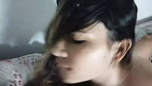 Onu sikip sırtına boşalması için bir film izlemeye davet ettim (bölüm 2)