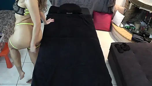 Aldatan Evli Evli Kadın Için Masaj Yatağında Gerçek Çığlık Orgazmı