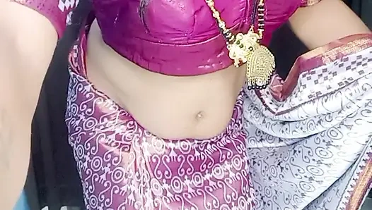 Hintli kadın kılıklı seksi saten giyiyor. Sari çok ateşli görünüyor