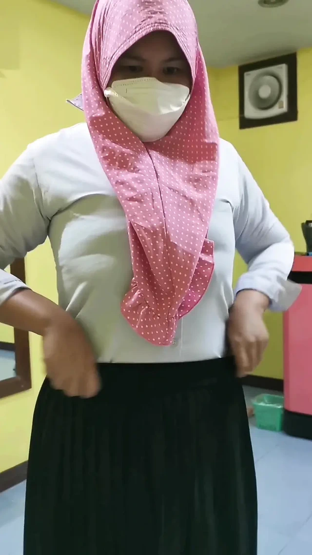 Üvey kız kardeşim okul için giyindiğimde