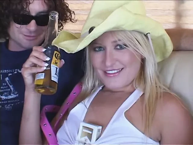 Sürtükler yarak emiyor ve otobüste sikiş deliklerinden sikiliyor